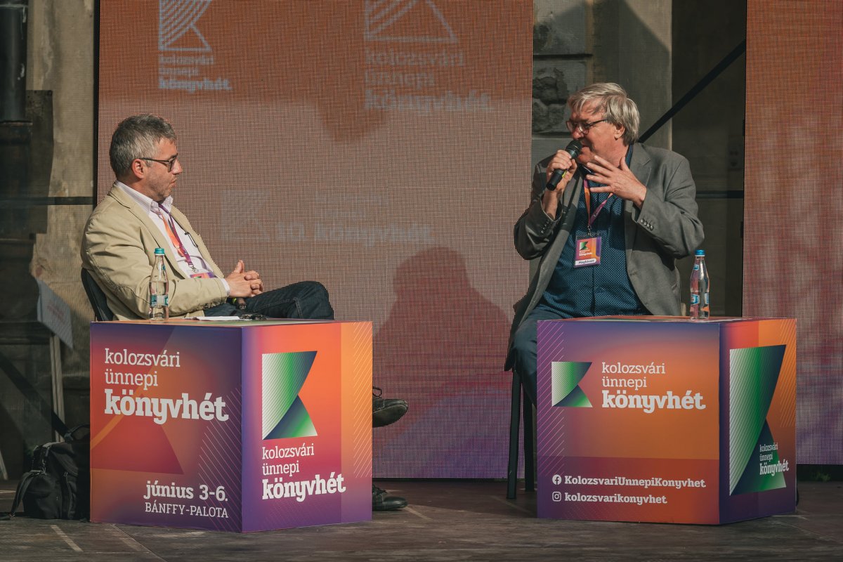 Závada Pál írót Dési János újságíró faggatta •  Fotó: Facebook/Kolozsvári Ünnepi Könyvhét