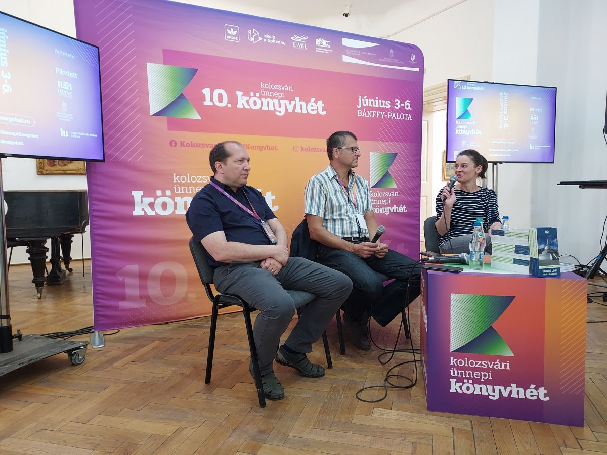 Demeter László kiadóvezető, Pengő Zoltán és Márton Evelin a Bánffy-palotában tartott kolozsvári könyvbemutatón •  Fotó: Fodor Enikő