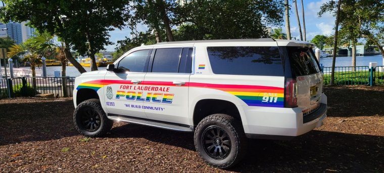 Egy ember meghalt, amikor a tömegbe hajtott egy autós a floridai melegfelvonuláson