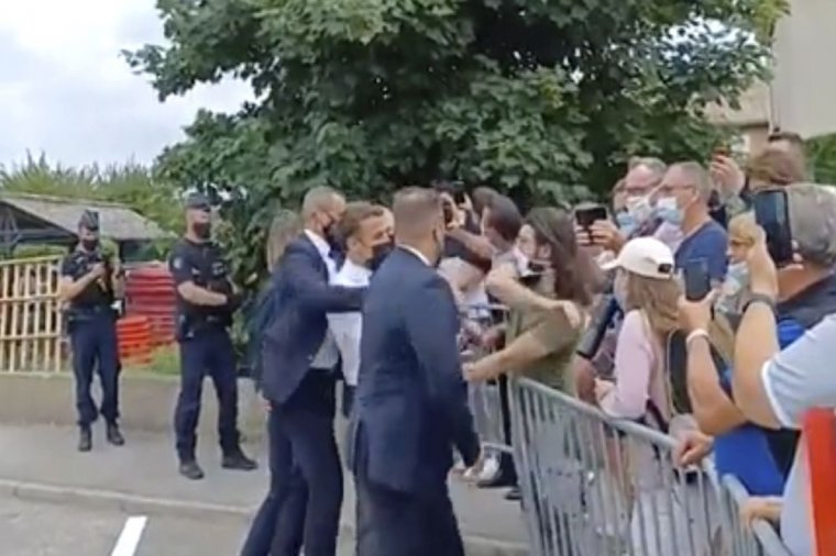 Börtönbüntetést kapott az Emmanuel Macront „undorból” felpofozó francia férfi