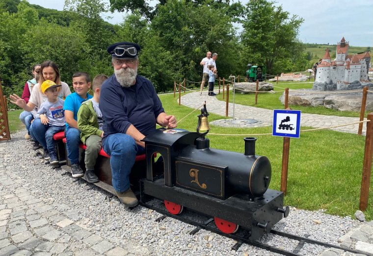 Megy a gőzös a Mini Erdély Parkban: az épületmaketteket a szerelvényről tekinthetik meg a látogatók Szejkefürdőn