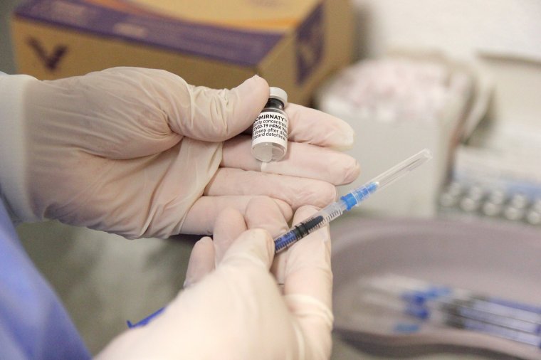Sok esetben már nem nyújt megfelelő védelmet a két oltás az immunológus szerint