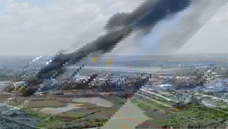 FRISSÍTVE - Robbanás okozott tüzet az egyik romániai olajfinomítóban