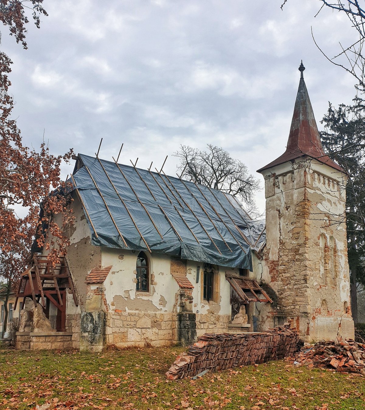 A református templom felújítása már rég váratott magára •  Fotó: Facebook/Algyogy