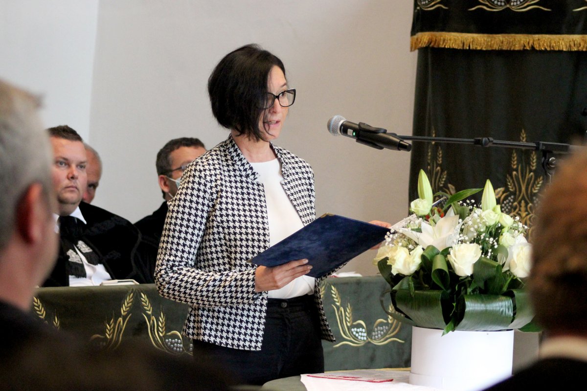 Brendus Réka a nagy magyar történelmi családok virtuális találkozóját idézte fel az egybegyűlteknek a templom falai között •  Fotó: Jakab Mónika