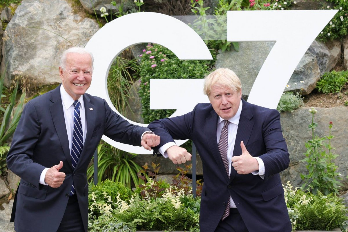 Joe Biden elnök és Boris Johnson brit kormányfő a G7 csúcstalálkozón &bullet;  Fotó: Brit kormány