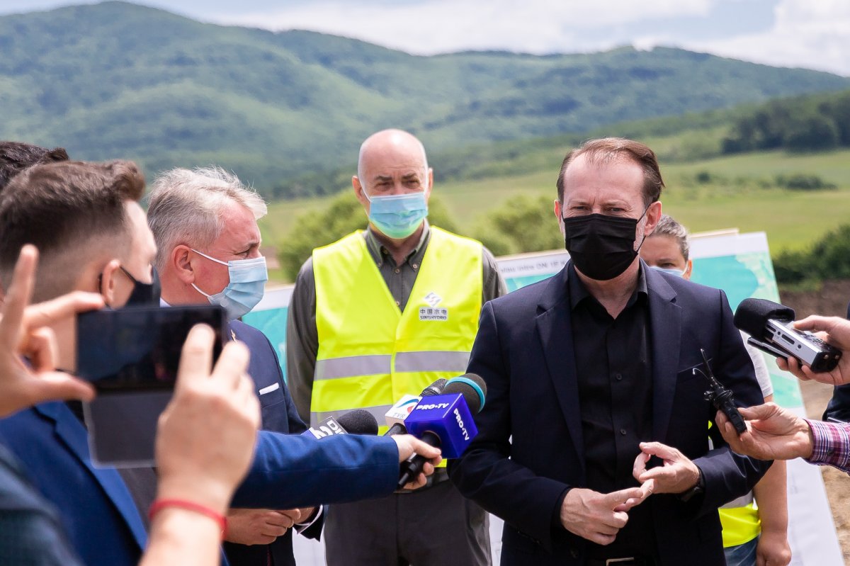 Florin Cîţu (jobbra) zilahi látogatása során reagált a helyreállítási tervről napvilágot látott híresztelésekre •  Fotó: Gov.ro