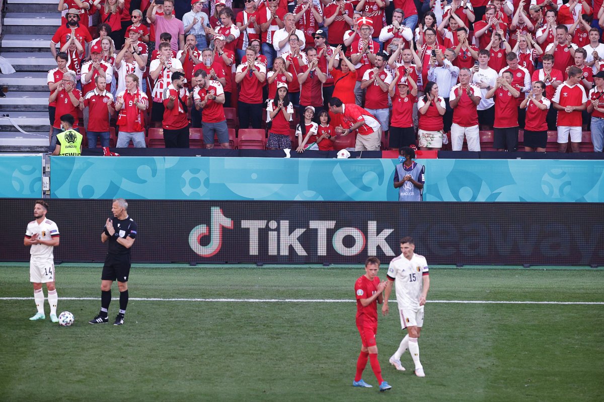A tizedik percben megállt a játék, és mindenki Eriksent éltette a belga-dán meccsen •  Fotó: UEFA