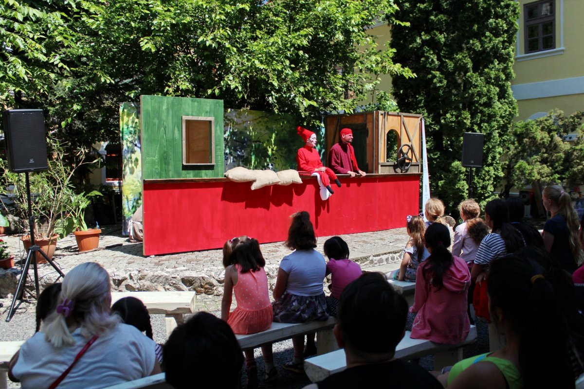 A Hunyad megyei Déván is felléptek a gyerekek előtt az aradi és szegedi művészek •  Fotó: Aradi Kamaraszínház / Facebook