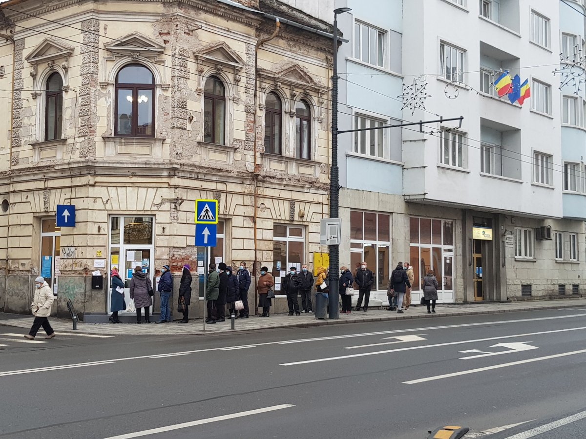 Személyesen intézik. Az Electrica kolozsvári kirendeltségét hetek óta ostromolják a fogyasztók •  Fotó: Rostás Szabolcs