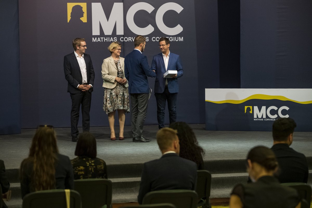 Gulyás Gergely miniszter gratulál egy hallgatónak az Erdélyi Politikai Iskola diplomaátadóján, mellettük Szalai Zoltán, az MCC főigazgatója és Horváth Anna, az RMDSZ ügyvezető alelnöke &bullet;  Fotó: MTI/Mónus Márton