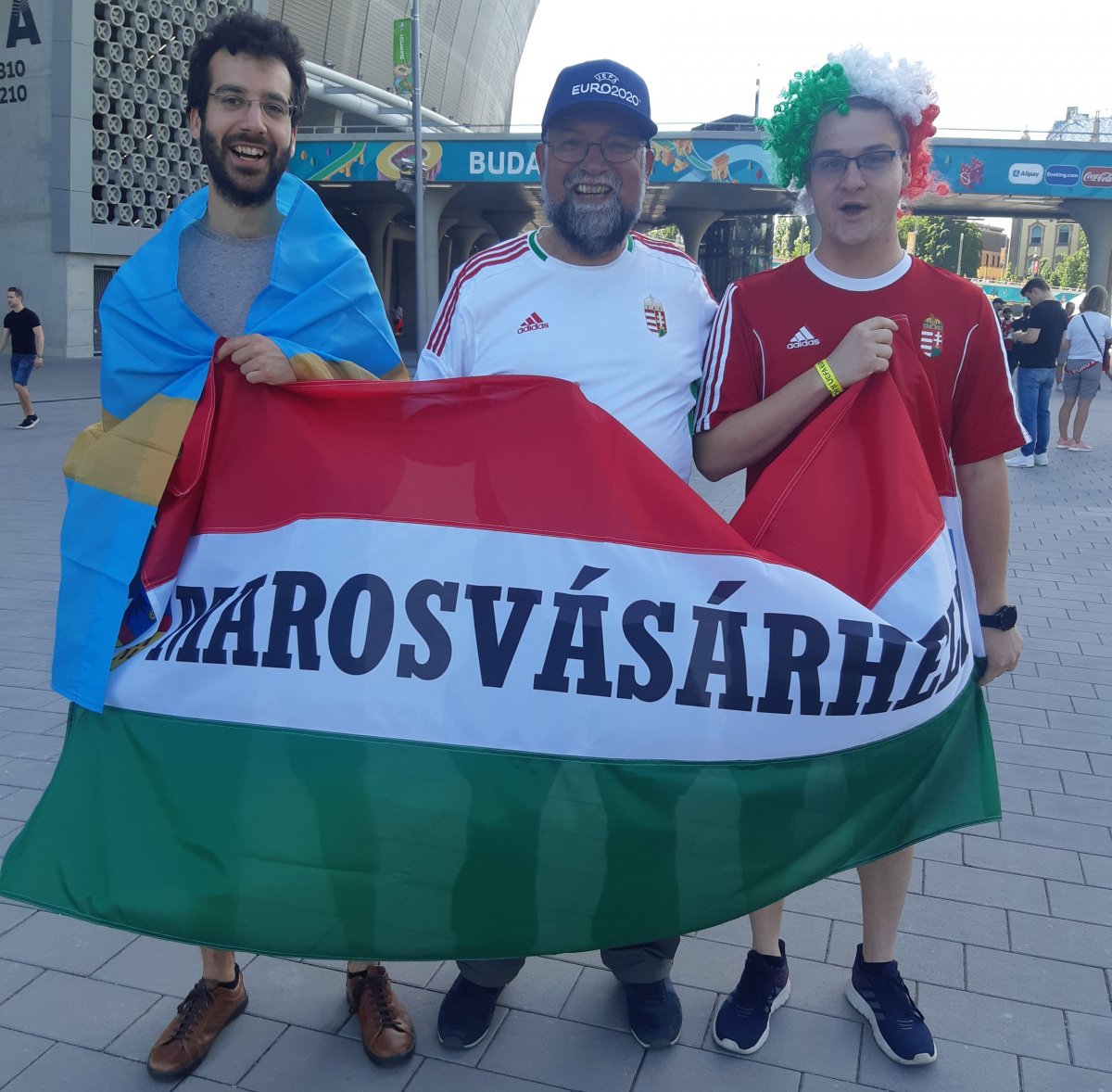 Az erdélyi futballszurkolók (középen a szerző) számára is felejthetetlen élmény élőben látni a nemzeti válogatottat &bullet;  Fotó: Krónika