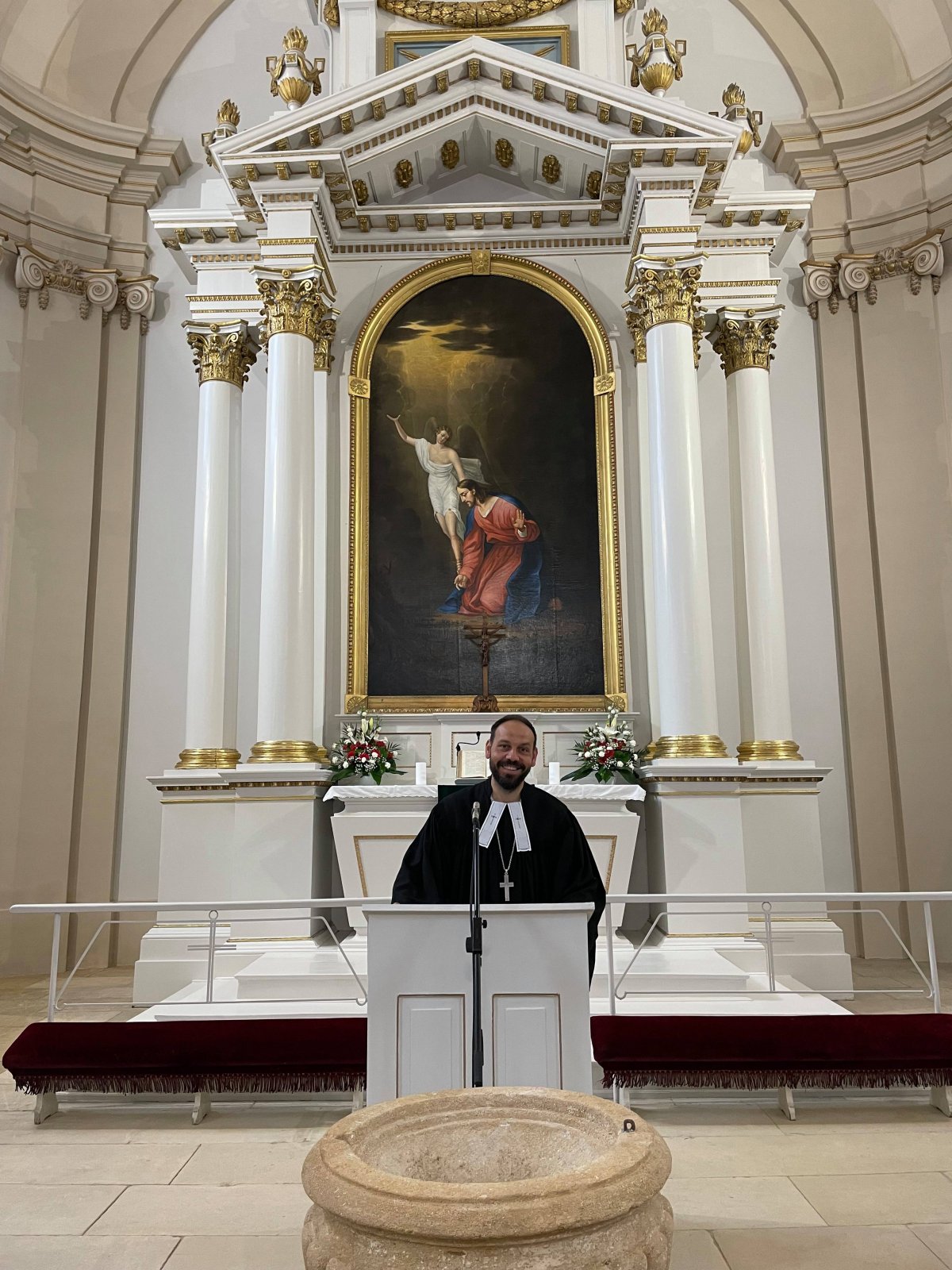 Fehér Attila főtanácsos-esperes istentiszteleten, a frissen restaurált oltárkép előtt •  Fotó: Boldizsár Beáta