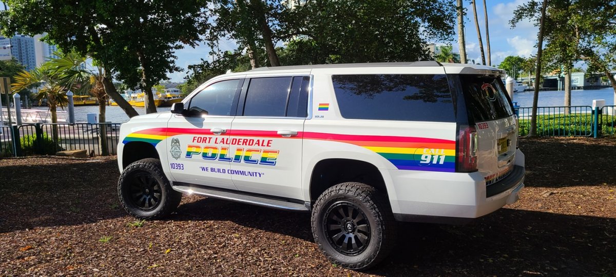 A helyi rendőrség szivárványszínűre festett autóval készült a pride-ra &bullet;  Fotó: Fort Lauderdale Rendőrség