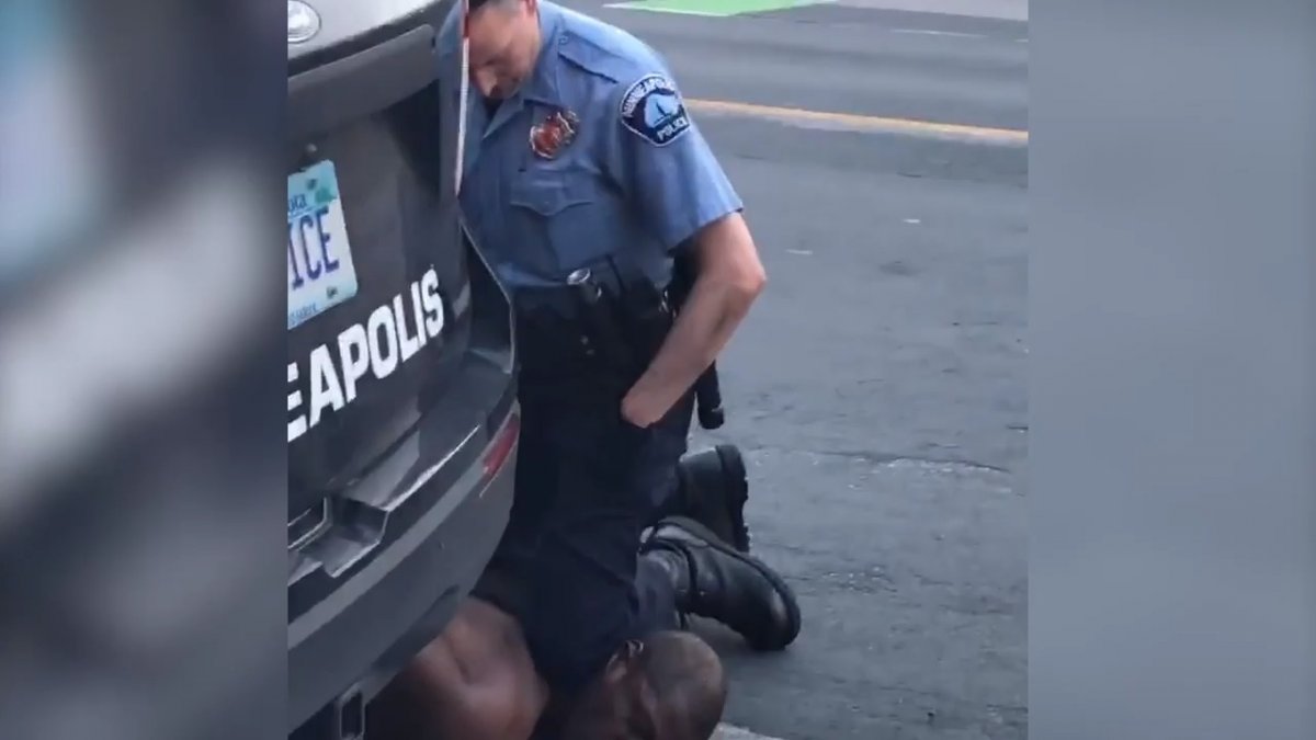 A rendőrtiszt a George Floyd halálát kiváltó intézkedés közben &bullet;  Fotó: Videófelvétel