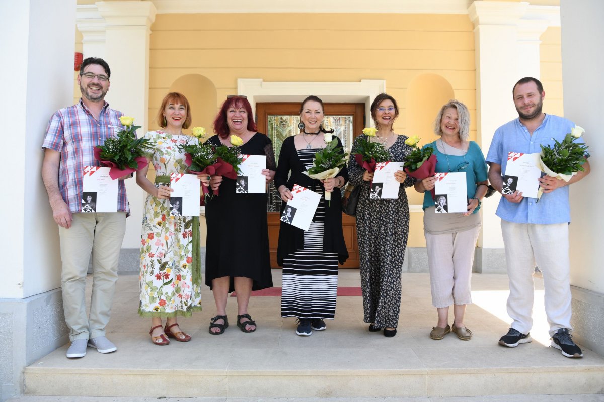 A szatmári Harag György Társulat kerek évfordulót ünneplő tagjait is felköszöntötték az évad lezárása alkalmából •  Fotó: Czinzel László/ Harag György Társulat
