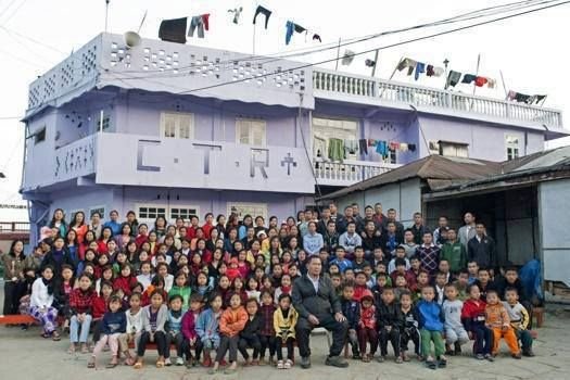 Ziona Csana a népes família tagjaival egy korábbi felvételen •  Fotó: Youtube.com