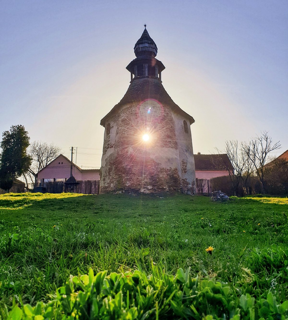 A kettős fényvetülés (a napsugár behatol a nyugati kerek ablakon, áthatol a körtemplomon, majd a keleti ablakon távozik) a rotonda egyik érdekessége •  Fotó: Facebook/Algyogy