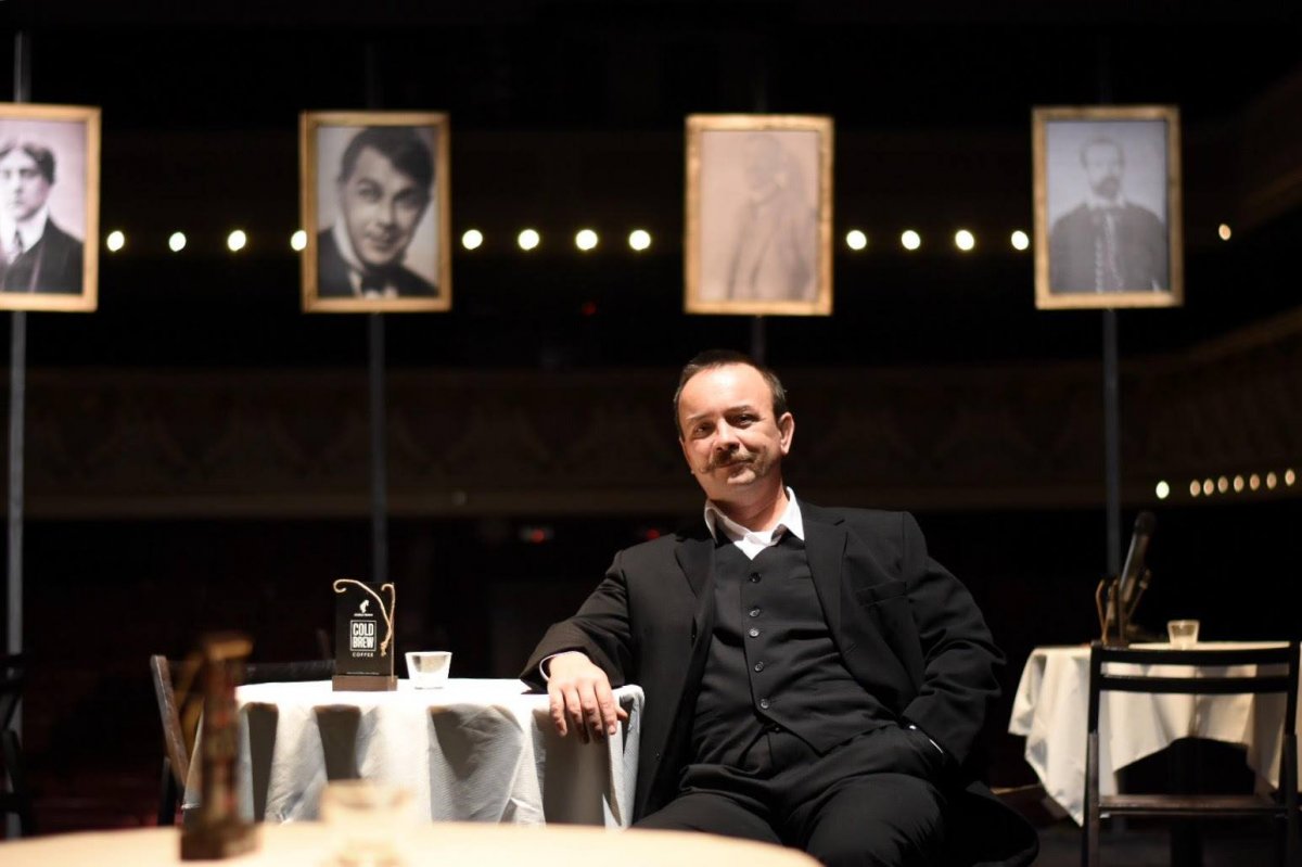 A színházi élmény sem marad el. Kiss László kézdivásárhelyi színművész Karinthy-kávéház című
egyszemélyes előadását tekinthetik meg az uzonkafürdői tábor résztvevői •  Fotó: Udvartér Teátrum Kézdivásárhely/ Facebook