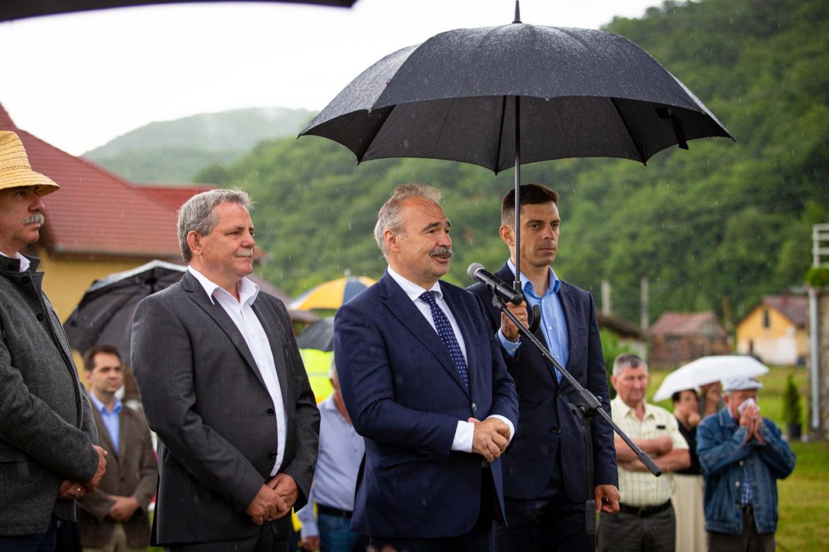 Nagy István agrárminiszter (jobbról a második): a most átadott lóval a fajta visszatért hazájába •  Fotó: Fekete István