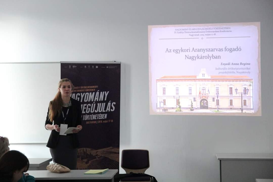 Enyedi Anna Regina művészettörténész írta meg a nemrég felújított Aranyszarvas Fogadó történetét •  Fotó: Facebook/enyedi.annaregina