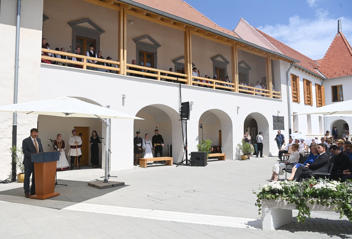 Áder János köztársasági elnök beszédet mond a magyar állami támogatással felújított Rákóczi-várkastély átadásán a felvidéki Borsiban • Fotó: MTI/Bruzák Noémi