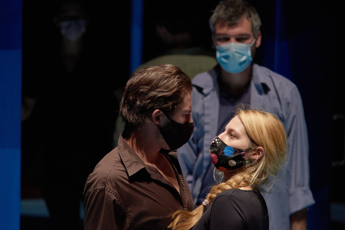 A két főszereplő a maszkos próbafolyamat során, még tavaly decemberben •  Fotó: Biró István/Kolozsvári Magyar Színház