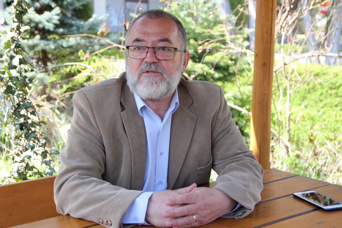 Sikó-Barabási Sándor főállatorvos: „Erdélyben is nehéz a helyzet, de főleg Románia déli
megyéiben ürülnek ki rohamosan a körzetek, egyre több állatorvos keres más megélhetést” •  Fotó: Jakab Mónika