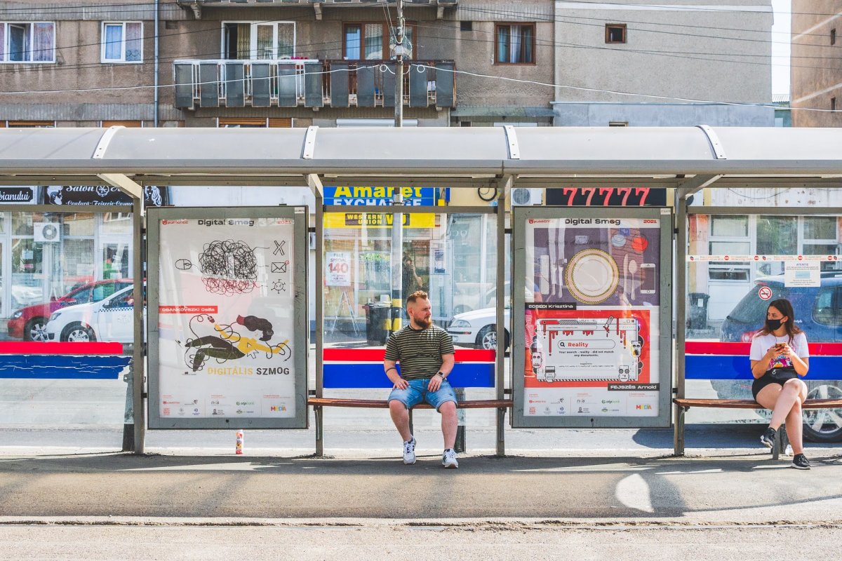 Kültéri tárlat a „digitális szmogról”. A nagyváradi villamosmegállókban tekinthetőek meg a tervezőgrafikai pályázatra beérkezett, díjazott alkotások. • Fotó: Torkos Márk Erik