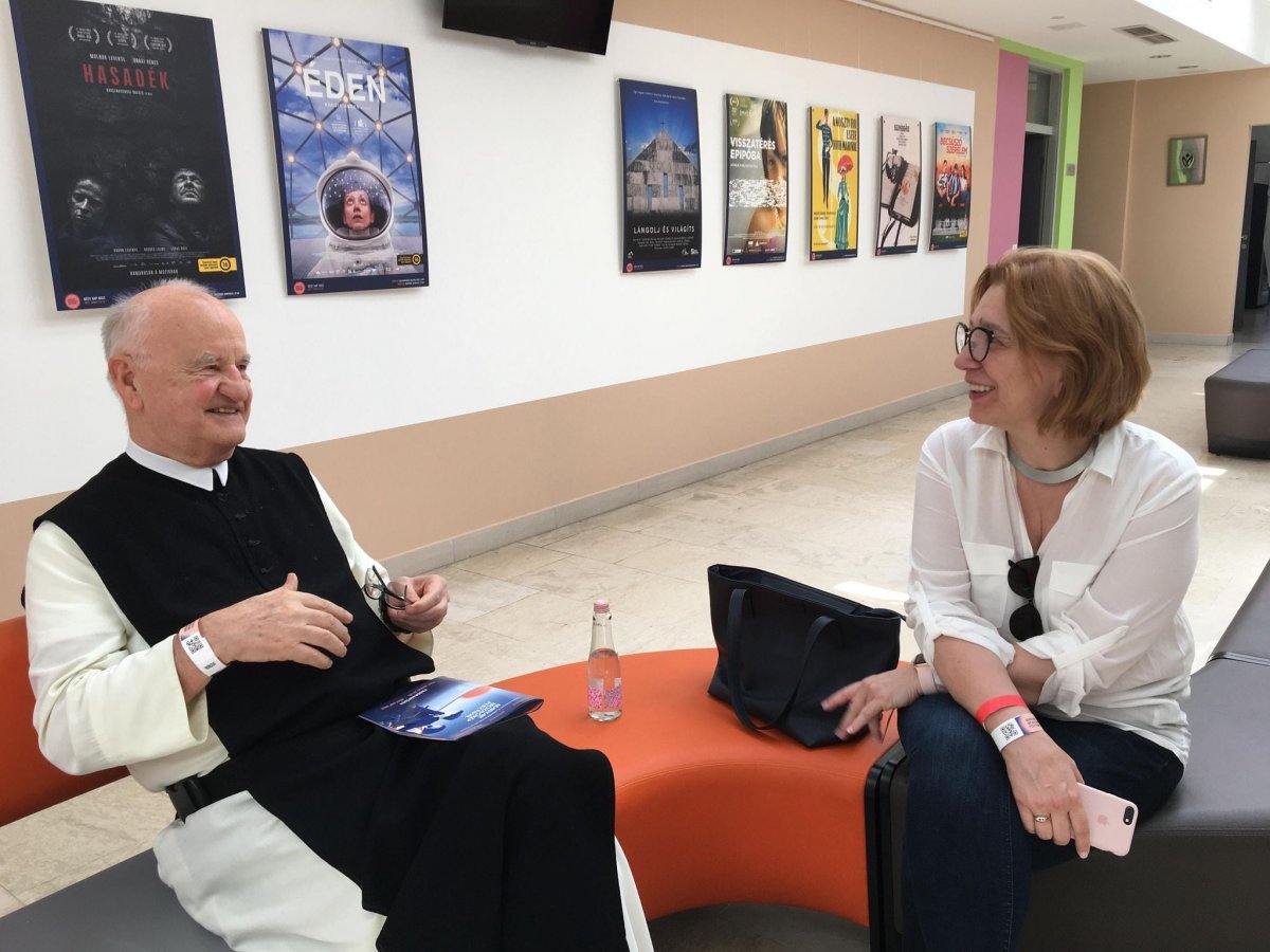 Maksay Ágnes, a Lángolj és világíts című dokumentumfilm rendezője (jobbra) • Fotó: Video Pontes