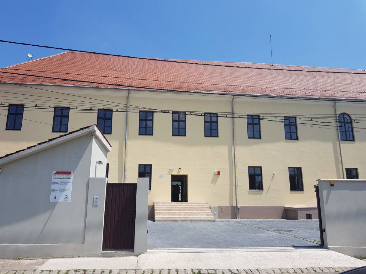 Tárt kapukkal várják a zarándokokat. A most átadott ingatlan a Nagyváradi Római Katolikus Egyházmegye pasztorá lis
és kulturális kö zpontjának fontos része •  Fotó: Bálint Eszter