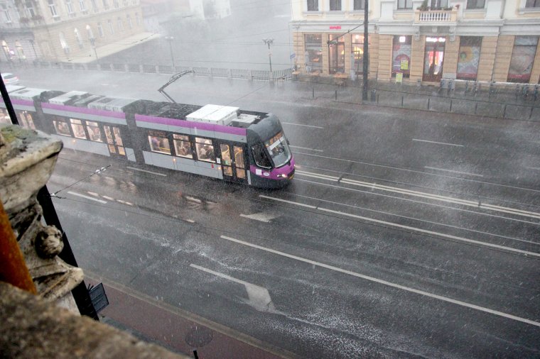 Viharokra figyelmeztetnek az ország nagyobbik felében