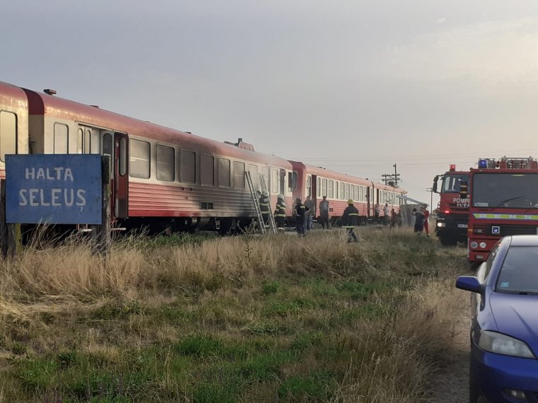 Kigyulladt egy személyvonat Arad megyében