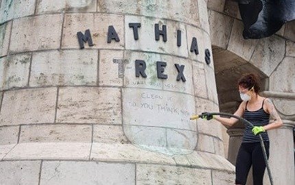 Szatmárnémeti férfi firkálta össze a Mátyás-szoborcsoport talapzatát, bűnvádi eljárás indult ellene