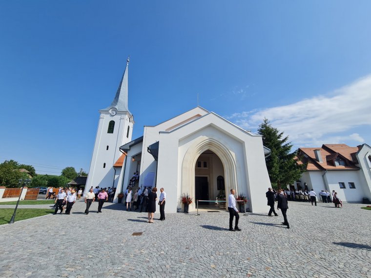 Felszentelték és átadták Mezőpanit anyaországi támogatásból felépült új református templomát