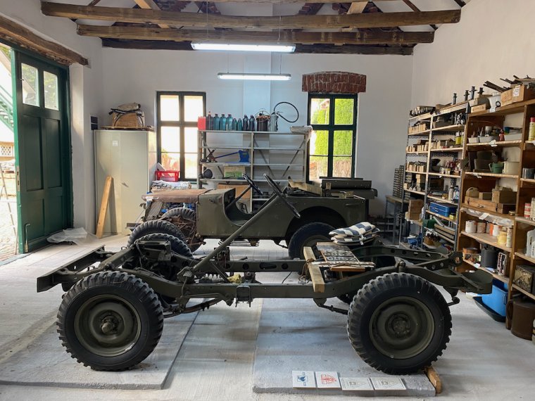 Péntektől látogatható Mihály király soborsini autószerelő műhelye