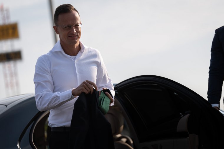 Szijjártó Péter az olasz himnuszt kifütyülő angol szurkolókról készült videóval reagált a magyar drukkereket ért bírálatokra