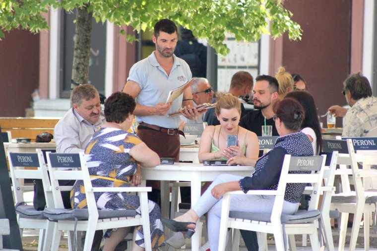 Tovább csökkenhet az egyre soványabb borravaló, sok az aggály és a kérdőjel