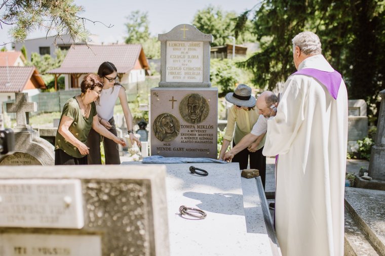 Tompa Miklósnak és Mende Gabynak állítottak emléket Marosvásárhelyen