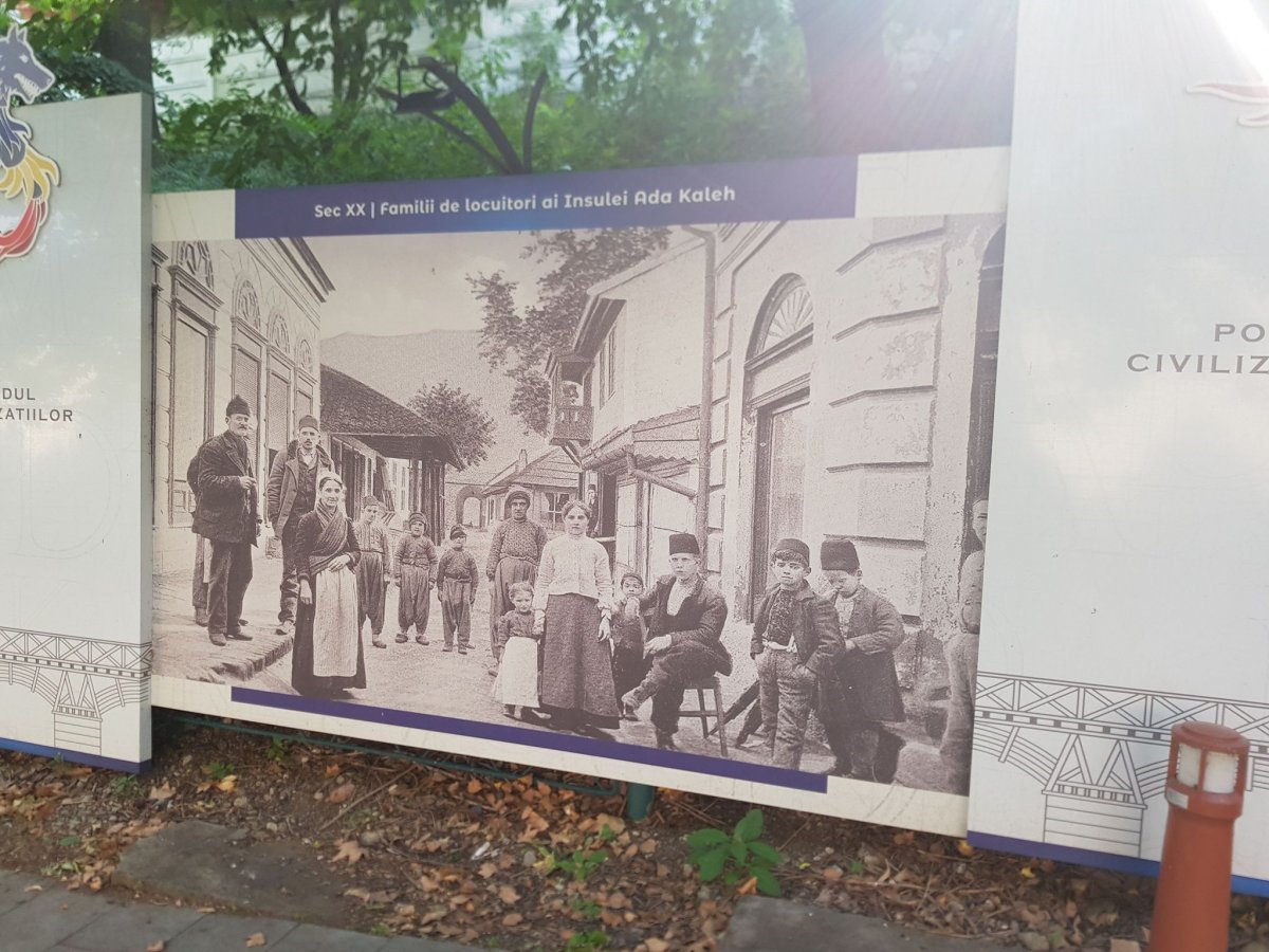 Életkép az egykori Ada Kaleh szigeten, a pannó Szörényváron (Drobeta Turnu-Severin) idézi fel az elsüllyedt világot •  Fotó: Kiss Judit