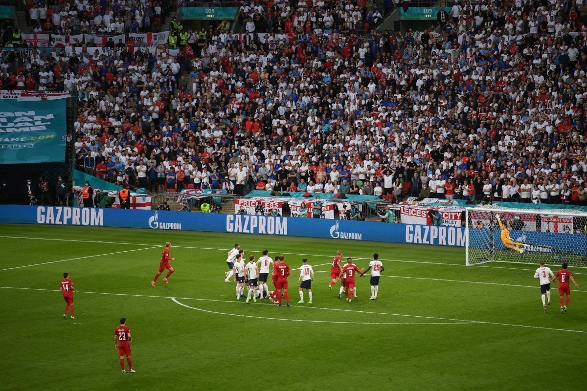 Damsgaard szépségdíjas szabadrúgásgólt lőtt az angoloknak •  Fotó: UEFA
