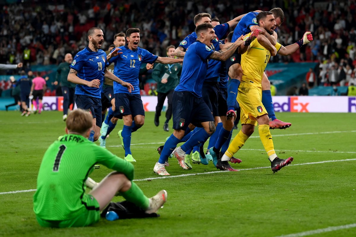 A döntő büntetőt kivédő kapusukat, Donnarummát éltetik az olasz játékosok •  Fotó: UEFA