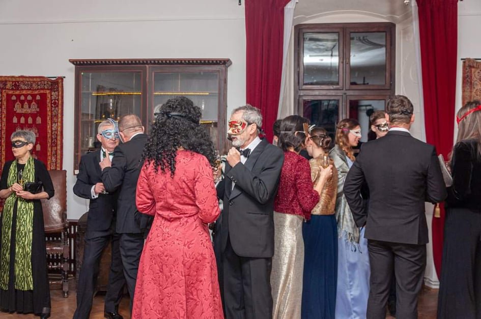 Az AntePortum Egyesület álarcos bált is szervezet •  Fotó: Facebook/anteportum