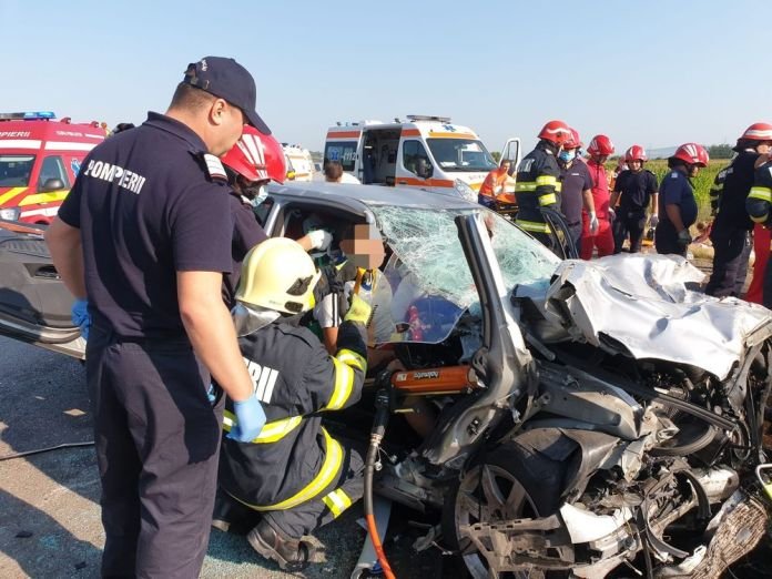 Hét személy, közöttük két gyermek vesztette életét egy Bákó megyében vasárnap reggel bekövetkezett közúti balesetben •  Fotó: Bákó megyei katasztrófavédelem