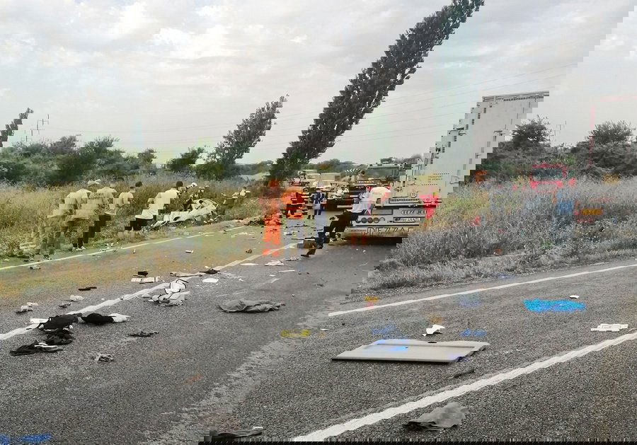 A személygépkocsit vezető nő életét vesztette a balesetben •  Fotó: Info Trafic / Adrian Bodoni