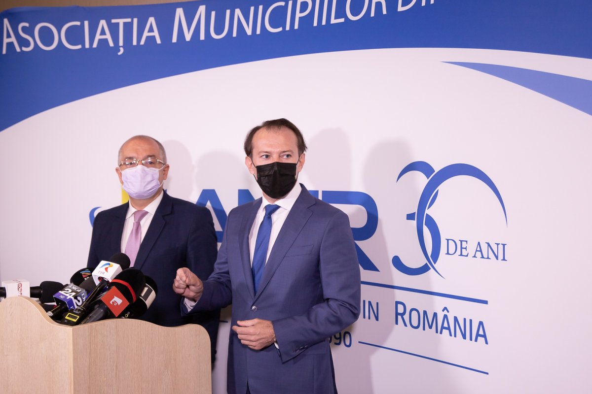 Emil Boc (balra) Florin Cîţu kormányfővel egyeztetett a témában •  Fotó: Gov.ro