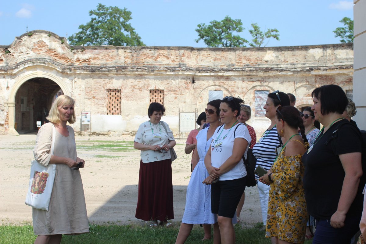A bonchidai Bánffy-kastélyban is látogatást tettek a a hétvégén zárult Napsugár-táborban részt vevő pedagógusok •  Fotó: László Noémi Napsugár gyermeklap