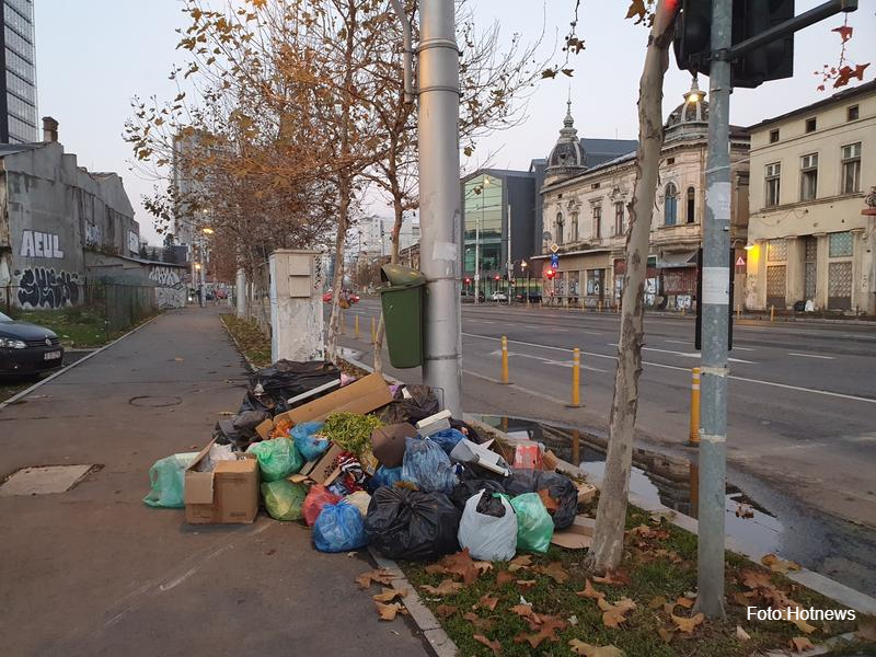 Bukarest utcáin halomban áll a szemét •  Fotó: Környezetvédelmi Őrség