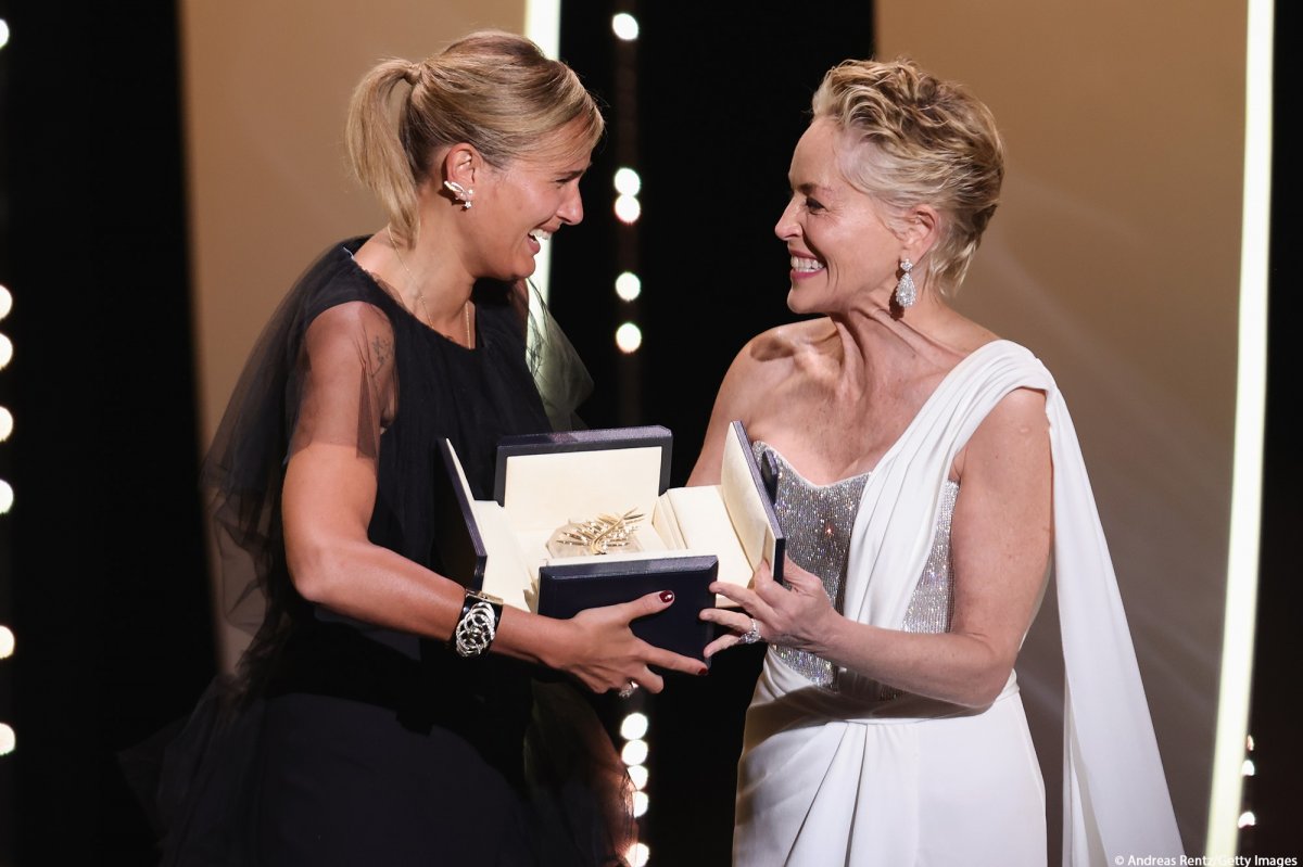 Julia Ducournau rendezőnek (balra) Sharon Stone amerikai színésznő adta át a fődíjat •  Fotó: Cannes-i Filmfesztivál/Facebook