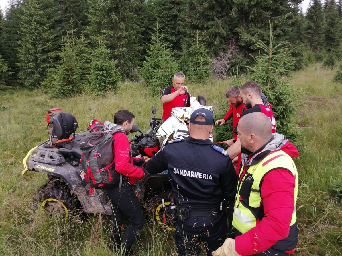 A mentőalakulatok lehozzák a medvetámadás áldozatának holttestét •  Fotó: Suceava megyei csendőrség